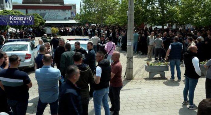 “nikad-teze,-ali-nikad-lepse-biti-srbin-na-kosovu!-srpski-narod-ce-odabrati-pravu-stranu:-veliki-skup-podrske-uhapsenima-u-gracanici-(video)