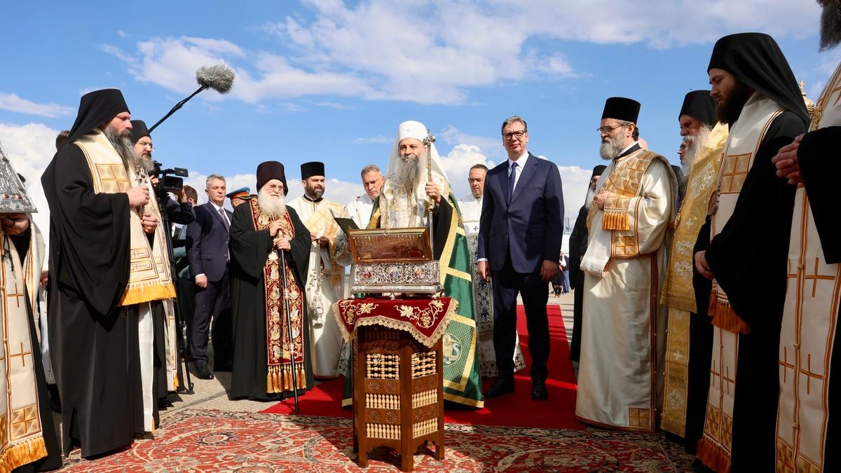 “verujem-da-ce-doneti-cudesa-kojima-se-svi-nadamo”-patrijarh-porfirije-i-vucic-docekali-pojas-presvete-bogorodice-na-aerodromu:-bice-na-celu-spasovdanske-litije-(video) “verujem-da-ce-doneti-cudesa-kojima-se-svi-nadamo”-patrijarh-porfirije-i-vucic-docekali-pojas-presvete-bogorodice-na-aerodromu:-bice-na-celu-spasovdanske-litije-(video)