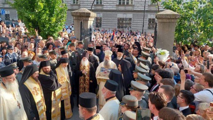 cudesni-pojas-presvete-bogorodice-u-i-cestice-casnog-krsta-u-vaznesenjskoj-crkvi:-stotine-vernika-docekalo-svetinje-(foto)