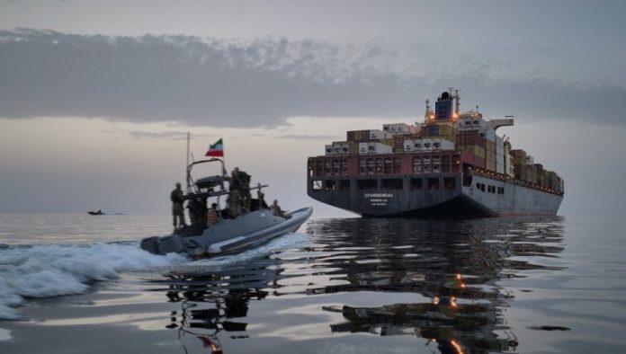 marinci-upali-na-iranski-brod:-teheran-pokusao-da-probije-blokadu,-nastao-pakao