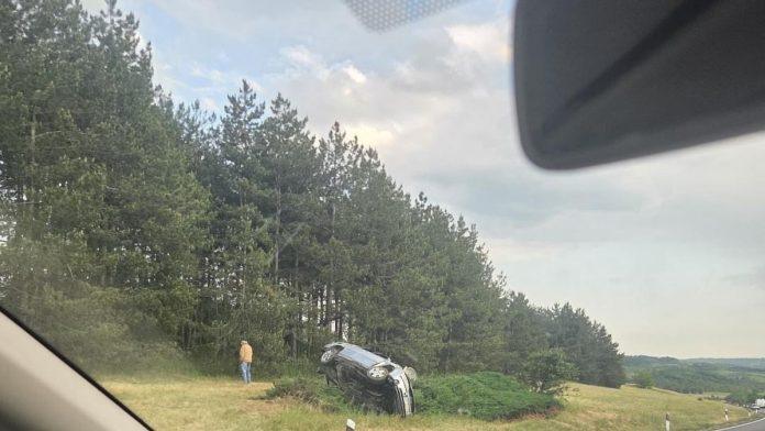 (foto)-automobil-sleteo-sa-puta,-pa-se-prevrnuo-teska-saobracajna-nesreca-na-bubanj-potoku