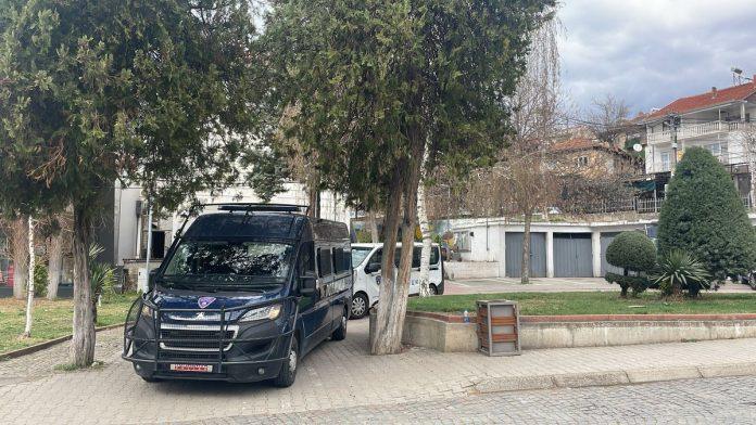 sok-na-granici-sa-srbijom!-pas-nanjusio-tajni-bunker-u-minibusu,-a-kada-su-carinici-otvorili-pregradu-zanemeli-su-od-prizora