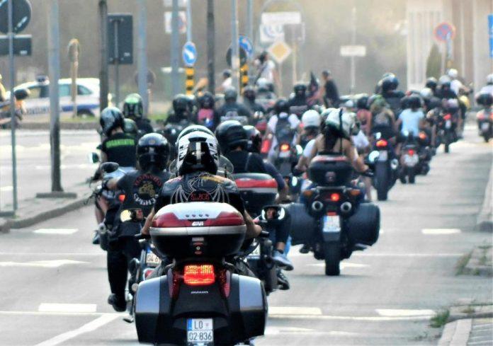 u-adi-odrzan-trening-bezbedne-voznje:-vise-od-30-motociklista-i-mopedista-proslo-obuku