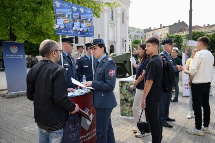 vojska-srbije-predstavila-“milosa”,-“hamer”-i-moderno-naoruzanje-u-smederevu:-veliko-interesovanje-mladih-za-vojni-poziv-–-sajam-profesionalne-orijentacije