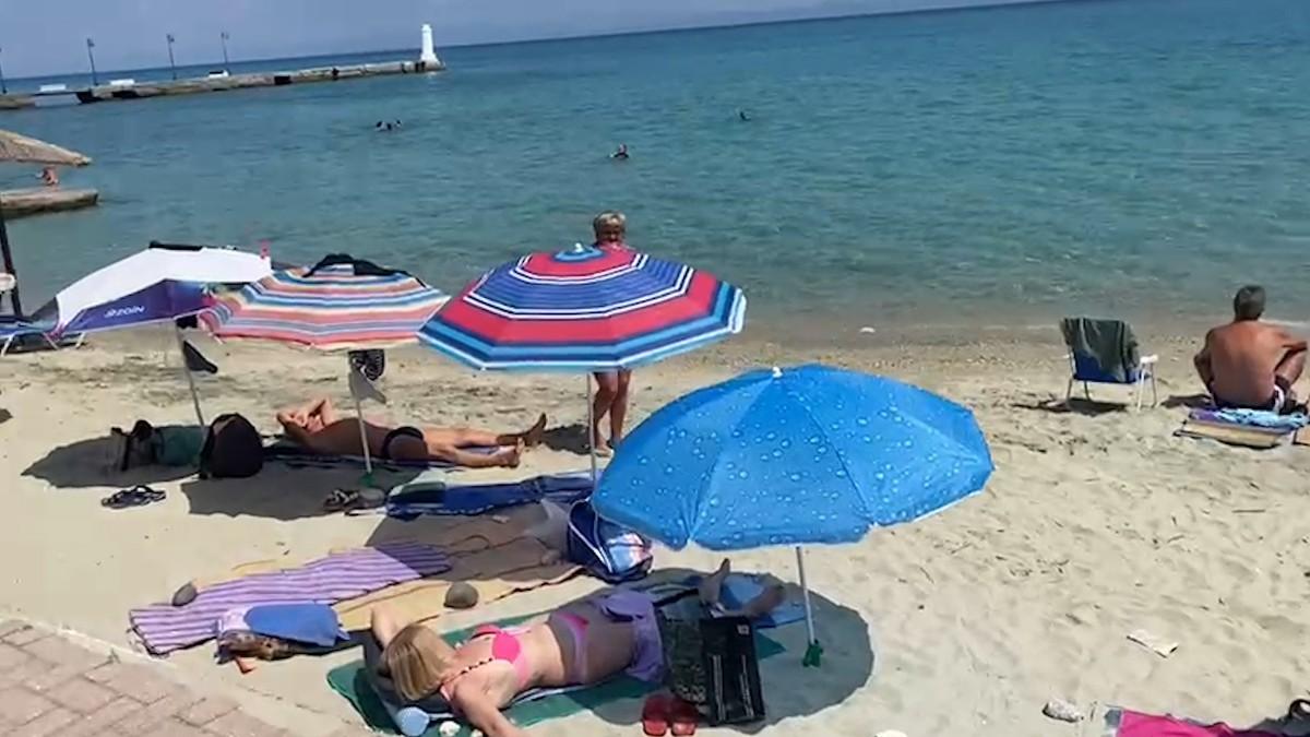 (video)-prva-kupanja-na-grckom-moru-evo-kolika-je-temperatura-vode-na-halkidikiju,-kakvo-je-vreme,-atmosfera-i-cena-lezaljki (video)-prva-kupanja-na-grckom-moru-evo-kolika-je-temperatura-vode-na-halkidikiju,-kakvo-je-vreme,-atmosfera-i-cena-lezaljki