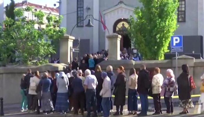 vernici-od-jutros-u-redovima-cekaju-da-se-poklone-pojasu-presvete-bogorodice:-molitveni-pocetak-slave-beograda,-evo-kuda-ce-se-kretati-vecerasnja-litija-(foto)