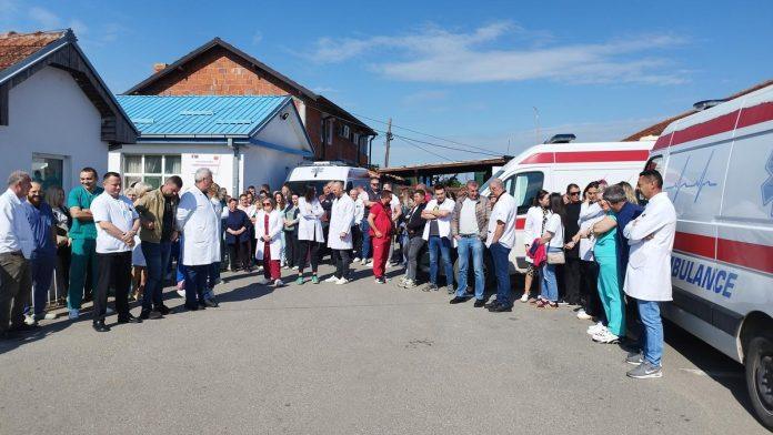 drugi-dan-okupljanja-na-kim-zaposleni-u-kbc-gracanica-i-u-os-“sveti-sava”-u-susici-organizovali-mirne-demonstracije-zbog-hapsenja-sedmoro-srba-(foto)