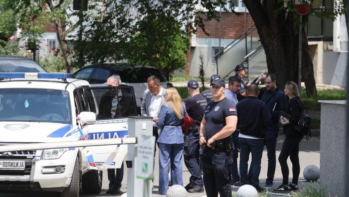 (foto,-video)-prvi-snimci-sa-mesta-pucnjave-na-novom-beogradu-ranjen-vlasnik-lokala,-pre-tri-i-po-meseca-na-istom-mestu-bacena-bomba!