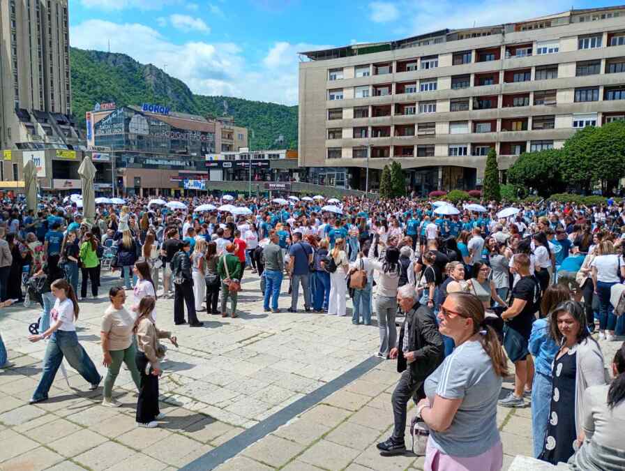 celo-uzice-doslo-da-ih-gleda,-predivni-prizori!-zaplesala-943-maturanta,-a-onda-je-nastao-haos-kad-je-zasviralo-kolce!-(foto/video) celo-uzice-doslo-da-ih-gleda,-predivni-prizori!-zaplesala-943-maturanta,-a-onda-je-nastao-haos-kad-je-zasviralo-kolce!-(foto/video)