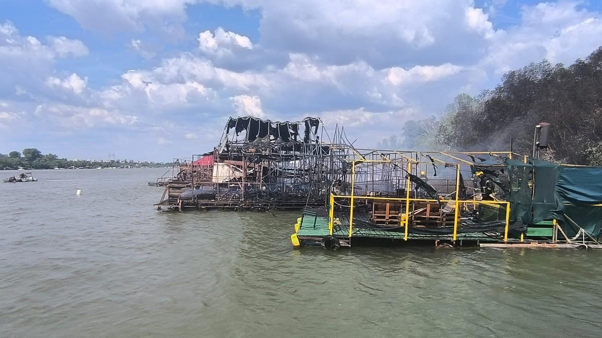 (foto,-video)-od-6-splavova-ostala-samo-metalna-konstrukcija-prve-slike-stravicnog-pozara-na-adi:-vatrogasci-u-poslednji-cas-uspeli-da-spasu-dva (foto,-video)-od-6-splavova-ostala-samo-metalna-konstrukcija-prve-slike-stravicnog-pozara-na-adi:-vatrogasci-u-poslednji-cas-uspeli-da-spasu-dva