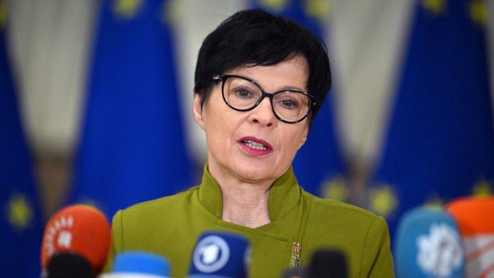 studenti-izvredali-martu-kos-nakon-sto-je-pozdravila-usvajanje-izbornih-zakona-u-srbiji:-usput-prozvali-i-pavla-grbovica