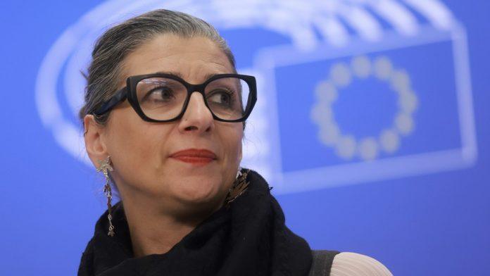 sud-blokirao-trampove-sankcije:-sad-ce-ukloniti-francesku-albaneze-sa-spiska-sankcionisanih-osoba