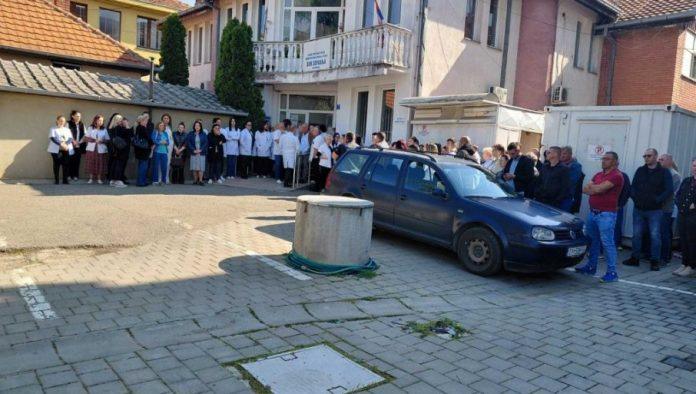 traze-oslobadanje-svojih-direktora:-protesti-zaposlenih-ispred-zdravstvenih-i-obrazovnih-ustanova-na-centralnom-kim