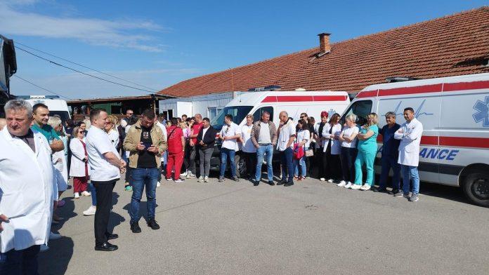 i-danas-protesti-u-gracanici-zbog-hapsenja-sedmoro-direktora,-skupu-se-pridruzili-i-clanovi-srpske-liste-igor-simic-i-srdan-popovic