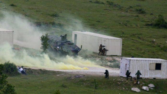 takticka-pokazna-vezba-kod-bujanovca:-ucestvovalo-600-pripadnika-vojske-srbije-i-nato-(video)
