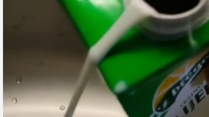 (foto,-video)-panika-zbog-gumenog-mleka,-isplivale-uznemirujuce-informacije,-broj-obolelih-skocio-za-cak-84-odsto-u-eu:-“truju-nas!”