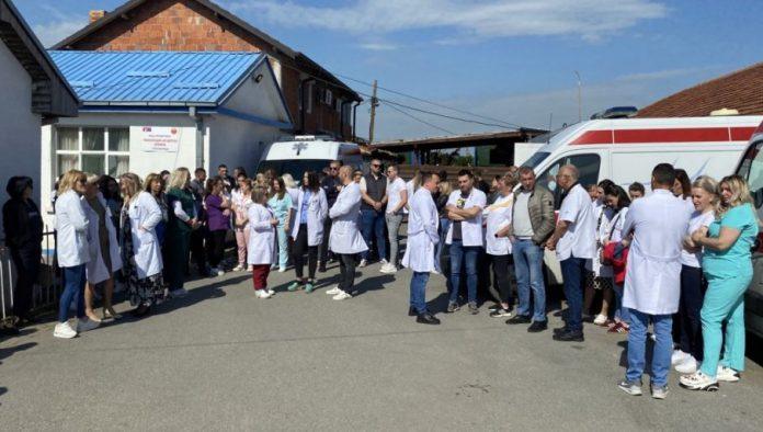 pritisak-na-zdravstveni-i-obrazovni-sistem:-treci-dan-protesta-zbog-hapsenja-direktora-srpskih-skola-i-zdravstvenih-ustanova-na-kim