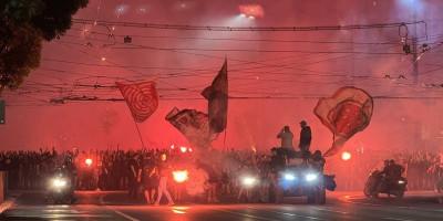 festa-na-slaviji:-navijaci-crvene-zvezde-krenuli-prema-kalemegdanu-(video) festa-na-slaviji:-navijaci-crvene-zvezde-krenuli-prema-kalemegdanu-(video)