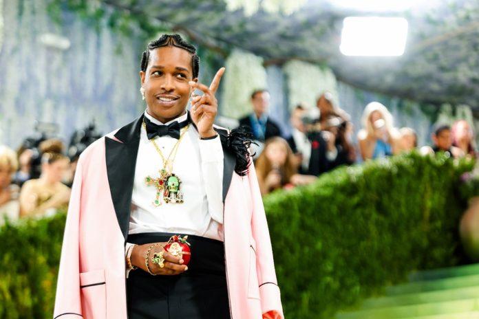 zasto-chanel-i-schiaparelli-oblace-muske-zvezde:-nova-strategija-luksuza?