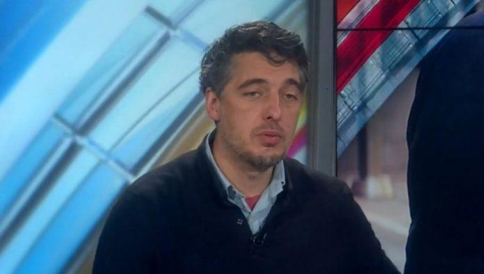blokaderski-bednik-nesrecan:-zao-mu-sto-je-izvadio-“srbski”-pasos-(foto)
