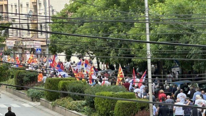 okupljeni-sa-skupa-podrske-predsedniku-u-kumanovu:-vucic-je-uvek-pomagao,-a-blokaderi-donose-nesrecu!