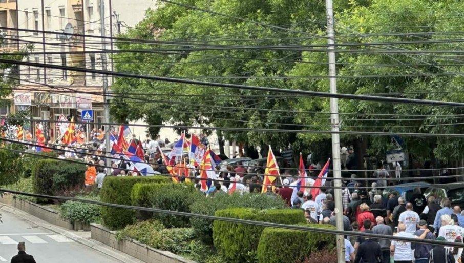 okupljeni-sa-skupa-podrske-predsedniku-u-kumanovu:-vucic-je-uvek-pomagao,-a-blokaderi-donose-nesrecu! okupljeni-sa-skupa-podrske-predsedniku-u-kumanovu:-vucic-je-uvek-pomagao,-a-blokaderi-donose-nesrecu!