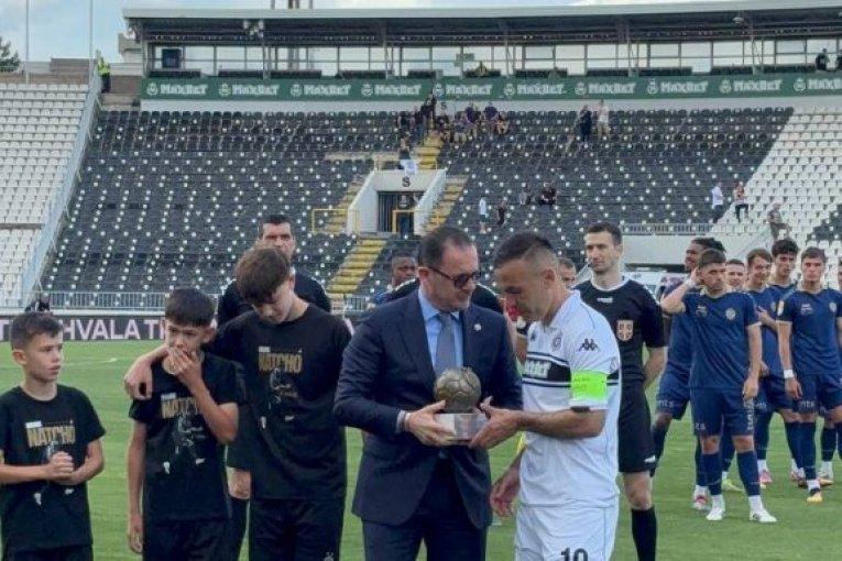 natho-uplakan-izasao-na-teren:-grobari-na-dirljiv-nacin-ispratili-kapitena-u-zasluzenu-penziju!-(video) natho-uplakan-izasao-na-teren:-grobari-na-dirljiv-nacin-ispratili-kapitena-u-zasluzenu-penziju!-(video)