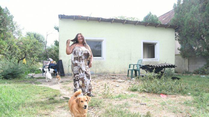 dostigli-veliku-slavu,-pa-zavrsili-u-siromastvu-ove-javne-licnosti-krpe-kraj-sa-krajem:-pevacica-uprkos-teskim-uslovima-danas-sve-deli-sa-zivotinjama-(foto)