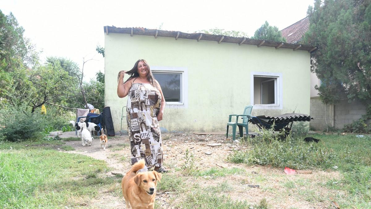 dostigli-veliku-slavu,-pa-zavrsili-u-siromastvu-ove-javne-licnosti-krpe-kraj-sa-krajem:-pevacica-uprkos-teskim-uslovima-danas-sve-deli-sa-zivotinjama-(foto) dostigli-veliku-slavu,-pa-zavrsili-u-siromastvu-ove-javne-licnosti-krpe-kraj-sa-krajem:-pevacica-uprkos-teskim-uslovima-danas-sve-deli-sa-zivotinjama-(foto)