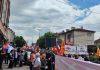 SKUP U MAKEDONIJI Više hiljada ljudi u Kumanovu na skupu podrške Vučiću, i u Beogradu transparenti “Srbija pobeđuje” (FOTO,VIDEO) skup-u-makedoniji-vise-hiljada-ljudi-u-kumanovu-na-skupu-podrske-vucicu,-i-u-beogradu-transparenti-“srbija-pobeduje”-(foto,video)