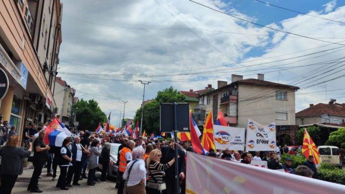 skup-u-makedoniji-vise-hiljada-ljudi-u-kumanovu-na-skupu-podrske-vucicu,-i-u-beogradu-transparenti-“srbija-pobeduje”-(foto,video)
