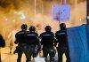 POGLEDAJTE BRUTALNE NAPADE BLOKADERA NA POLICIJU! Maskirani nasilnici NE BIRAJU sredstva – gađaju Žandarmeriju svim i svačim, nasrću kod Predsedništva (VIDEO) pogledajte-brutalne-napade-blokadera-na-policiju!-maskirani-nasilnici-ne-biraju-sredstva-–-gadaju-zandarmeriju-svim-i-svacim,-nasrcu-kod-predsednistva-(video)