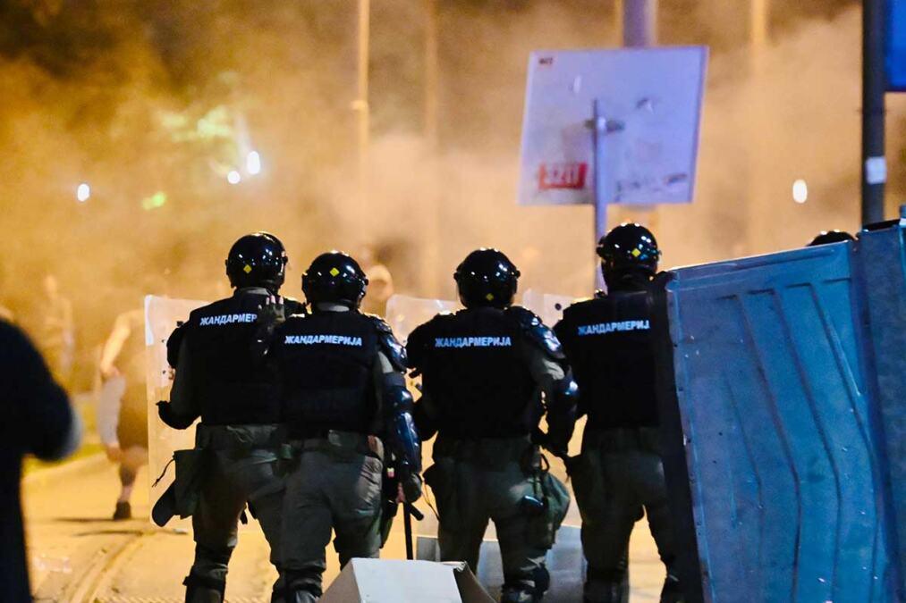 pogledajte-brutalne-napade-blokadera-na-policiju!-maskirani-nasilnici-ne-biraju-sredstva-–-gadaju-zandarmeriju-svim-i-svacim,-nasrcu-kod-predsednistva-(video) pogledajte-brutalne-napade-blokadera-na-policiju!-maskirani-nasilnici-ne-biraju-sredstva-–-gadaju-zandarmeriju-svim-i-svacim,-nasrcu-kod-predsednistva-(video)