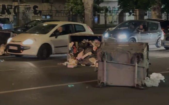 blokaderi-razbacali-kontejnere-po-ulici:-pogledajte-kakav-su-haos-napravili-na-uglu-ruzveltove-i-ulice-kraljice-marije-(video)