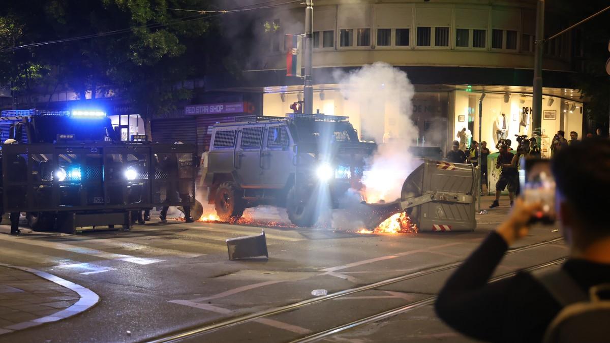 pozar-u-pekari-na-bulevaru-kralja-aleksandra-demonstranti-bacaju-stolice-na-izlog,-policija-na-licu-mesta pozar-u-pekari-na-bulevaru-kralja-aleksandra-demonstranti-bacaju-stolice-na-izlog,-policija-na-licu-mesta