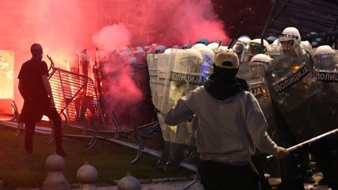 zasto-su-ucesnici-studentskog-protesta-pribegli-nasilju?-svet-umesto-poruka-govornika-obisle-scene-nasilja-i-napada-na-policiju