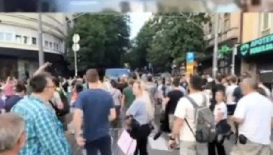 besna-horda-blokadera-napravila-pakao-u-centru-grada!-urlali-na-policiju-i-vredali-narod-kao-pomahnitala-rulja besna-horda-blokadera-napravila-pakao-u-centru-grada!-urlali-na-policiju-i-vredali-narod-kao-pomahnitala-rulja