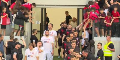 sramna-provokacija-u-albaniji!-deca-pokazala-srednji-prst-“orlovima”,-pa-dobila-osmeh-i-lekciju sramna-provokacija-u-albaniji!-deca-pokazala-srednji-prst-“orlovima”,-pa-dobila-osmeh-i-lekciju