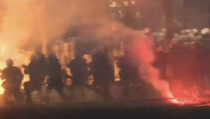 nasilni-blokaderi-brutalno-napali-policiju!-bacali-baklje-i-topovske-udare,-jezivo-divljanje-u-beogradu