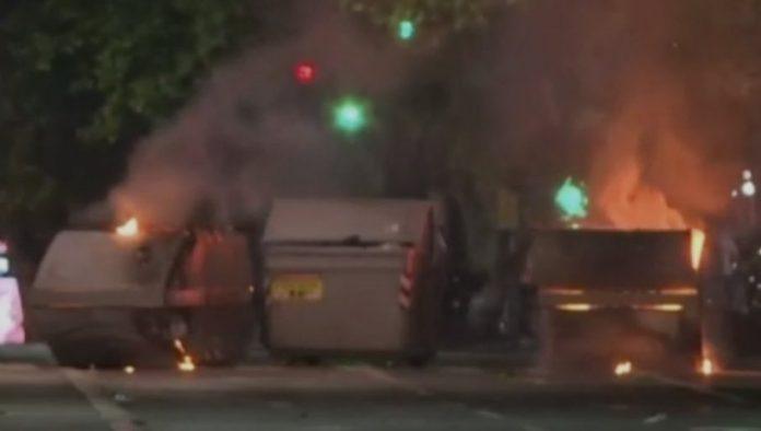 vandalizam-blokadera-u-beogradu:-divljaju-po-ulicama,-pale-kontejnere-i-penju-se-na-bandere-(video)