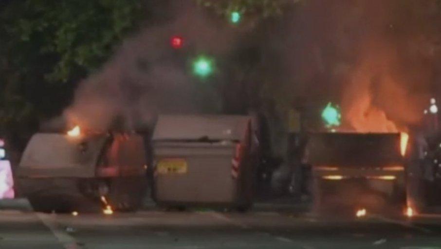 vandalizam-blokadera-u-beogradu:-divljaju-po-ulicama,-pale-kontejnere-i-penju-se-na-bandere-(video) vandalizam-blokadera-u-beogradu:-divljaju-po-ulicama,-pale-kontejnere-i-penju-se-na-bandere-(video)
