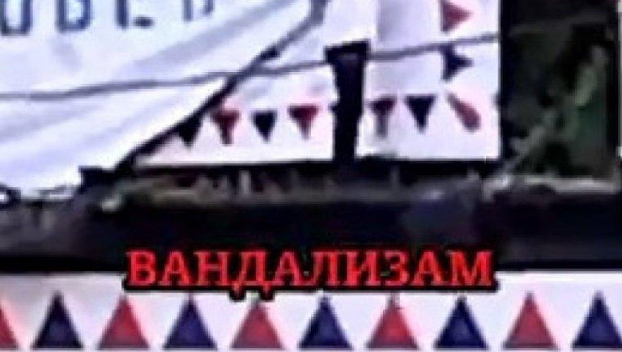 besni-blokaderi-podivljali-zbog-transparenta:-penju-se-na-krov,-urlaju-i-pljuju-po-srbiji besni-blokaderi-podivljali-zbog-transparenta:-penju-se-na-krov,-urlaju-i-pljuju-po-srbiji