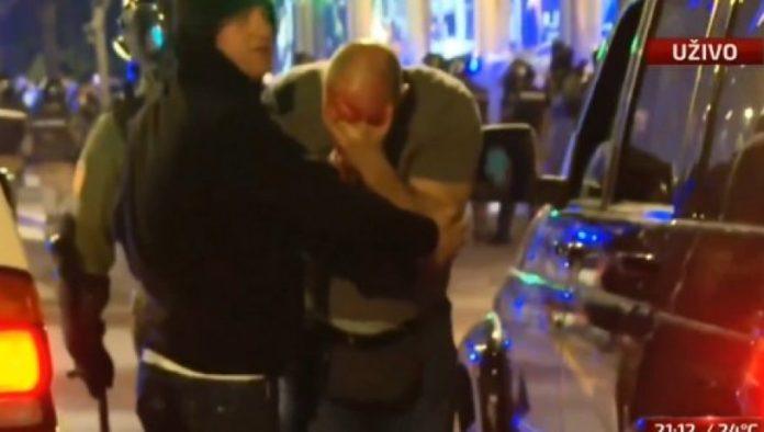 jezivo:-osvanuo-snimak-policajca-kome-su-studenti-blokaderi-razbili-glavu!-(video)
