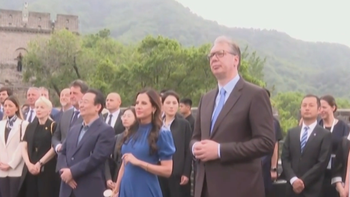 (foto,-video)-vucic-i-srpska-delegacija-docekani-na-kineskom-zidu-uz-srpsko-kolo