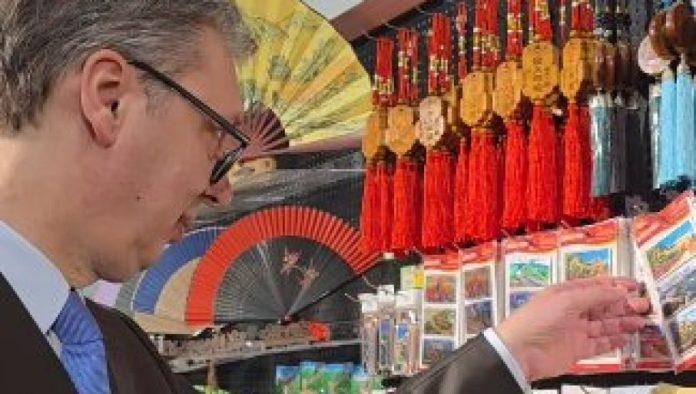 “posebna-uspomena-na-ovu-posetu”-vucic:-ugrabio-sam-trenutak-da-kupim-neku-sitnicu-za-danila,-milicu-i-vukana-(foto)