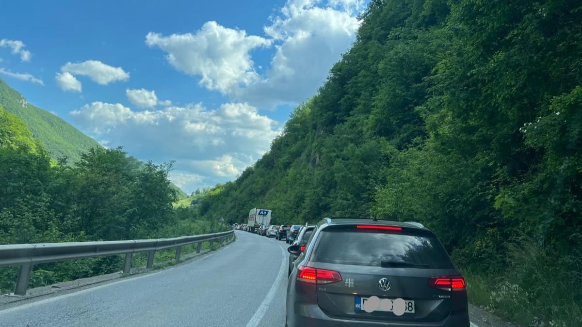 (foto)-kolaps-na-granici-sa-crnom-gorom-kilometarske-kolone-vozila,-sve-stoji,-putnicima-curi-strpljenje:-“sleperi-zauzeli-celu-traku!” (foto)-kolaps-na-granici-sa-crnom-gorom-kilometarske-kolone-vozila,-sve-stoji,-putnicima-curi-strpljenje:-“sleperi-zauzeli-celu-traku!”