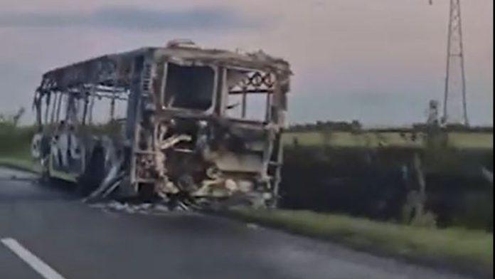 (video)-vatra-“guta”-autobus,-putnici-se-evakuisali-u-zadnji-cas-stravican-snimak-iz-okoline-panceva:-“u-toku-voznje-je-pocelo-da-dimi”