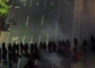 SNIMAK KOJI JE ZAPALIO SRBIJU! Pogledajte kako blokaderi napadaju policijske kordone (VIDEO) snimak-koji-je-zapalio-srbiju!-pogledajte-kako-blokaderi-napadaju-policijske-kordone-(video)