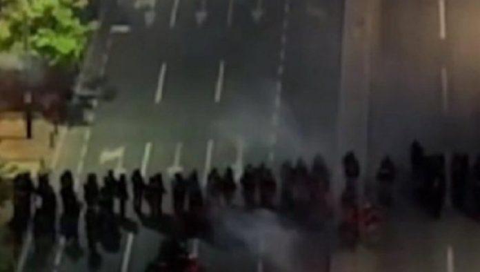 snimak-koji-je-zapalio-srbiju!-pogledajte-kako-blokaderi-napadaju-policijske-kordone-(video)