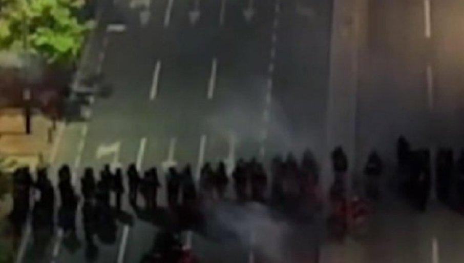 snimak-koji-je-zapalio-srbiju!-pogledajte-kako-blokaderi-napadaju-policijske-kordone-(video) snimak-koji-je-zapalio-srbiju!-pogledajte-kako-blokaderi-napadaju-policijske-kordone-(video)
